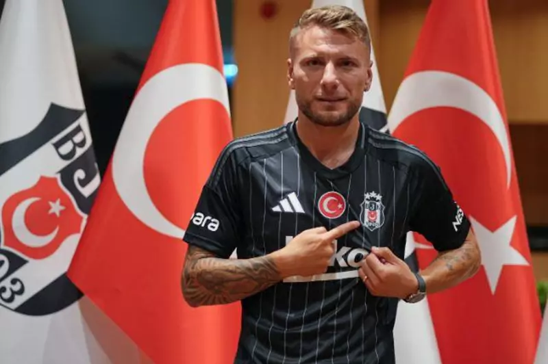 منافسة نارية بين ميلان وفيورنتينا لضم أسطورة لاتسيو