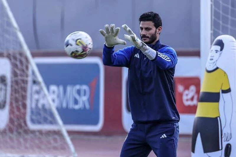 الأهلي يعلن وفاة والد حارس مرماه محمد الشناوي