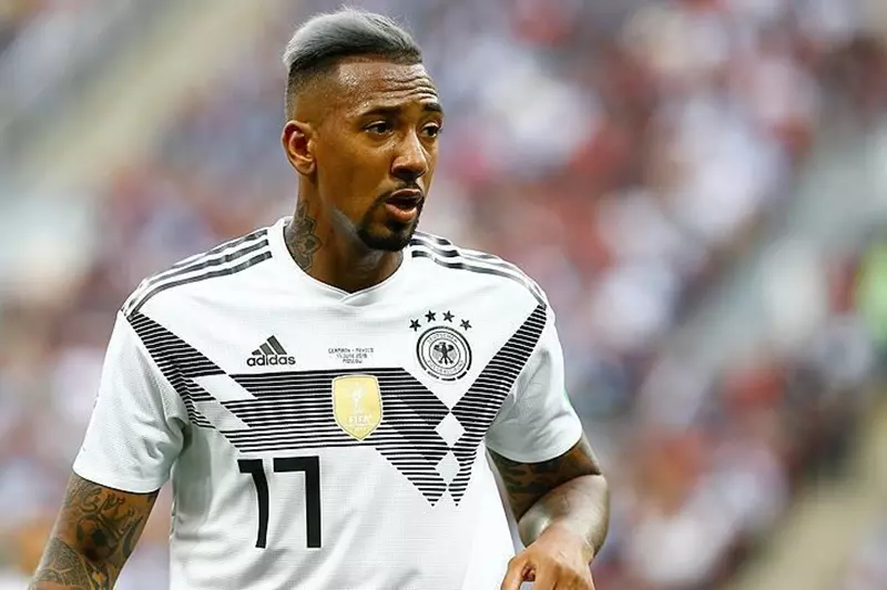 تطورات مفاجئة في سوق الانتقالات: بواتينج يغادر لاسك لينز بالتراضي